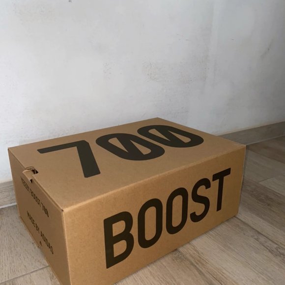 Yeezy 700 v2 main image 6